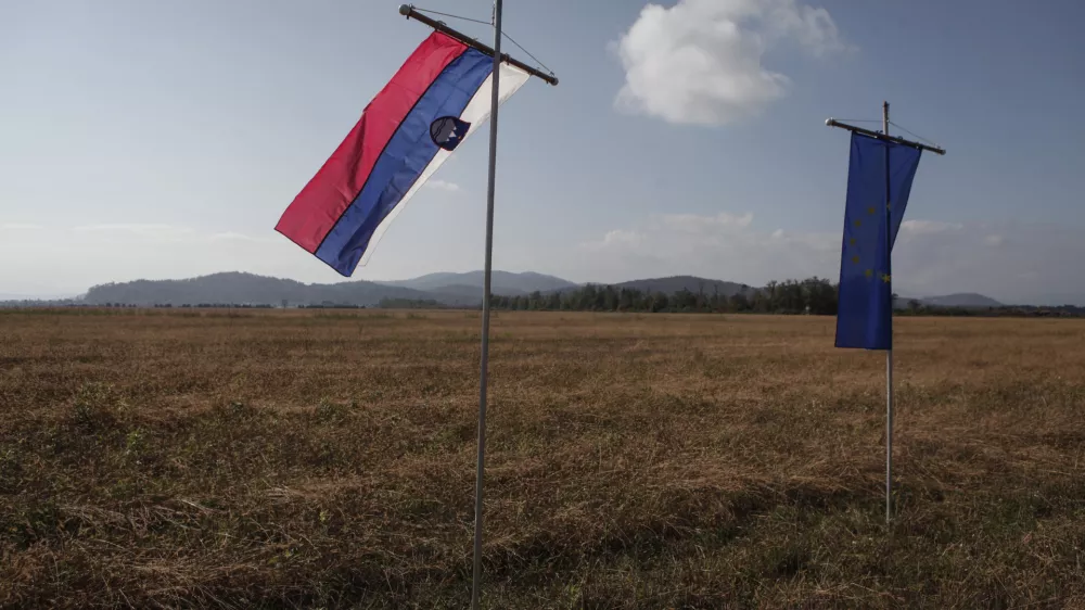 ﻿ - simbolična fotografija 2014 - kmetijstvo, kmetijsko zemljišče, poljedelstvo, rodovitno polje, slovenski pridelki - kupujemo slovensko, samooskrba, Slovenija - Evropa - slovenska in evropska zastava //FOTO: Luka Cjuha