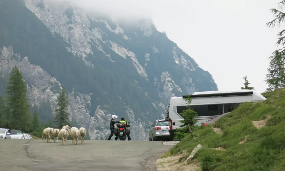 Na prelazu Vršič bodo uredili parkirišče. Foto: STA