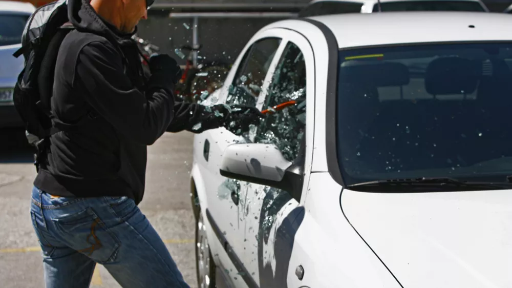 ﻿vandalizem - objestnost - uničevanje tuje lastnine - kraja - vlom v vozilo - tatvina - razbito avtomobilsko steklo- 24.07.2014 - POLICIJA - prikaz pomanjkljivosti samozaščitnega ravnanja, ki so najpogostejši vzrok za premoženjska kazniva dejanja povezana z vlomi v vozila in tatvine vozil//FOTO: Bojan Velikonja / Foto: Bojan Velikonja