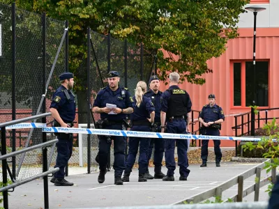 Police officers work following a shooting incident in Trangsund, Huddinge, Sweden September 4, 2024. TT News Agency/Jonas Ekstromer/via REUTERS   ATTENTION EDITORS - THIS IMAGE WAS PROVIDED BY A THIRD PARTY. SWEDEN OUT. NO COMMERCIAL OR EDITORIAL SALES IN SWEDEN.