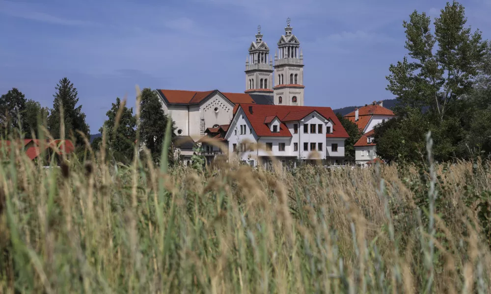 Posebnost ribniške župnijske cerkve je med drugim, da je načrte za zvonika naredil Jože Plečnik in da gre za njegovo zadnje delo. / Foto: Jaka Gasar