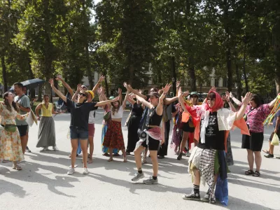 04.09.2024. Protest mladih za podnebno pravičnost proti izkoriščanje delavcev in pretirani potrošnji v tekstilni industriji. Foto: Bojan Velikonja