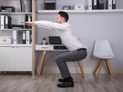 Portrait Of A Happy Young Businessman Doing Workout In Office / Foto: Andreypopov