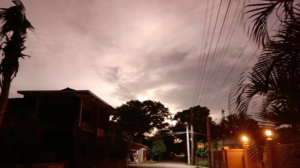 An asteroid lights up the night sky as it burns up in the atmosphere, as seen from Ballesteros, Philippines, September 5, 2024, in this still image obtained from social media video. Emmanuel Unite/via REUTERS THIS IMAGE HAS BEEN SUPPLIED BY A THIRD PARTY. MANDATORY CREDIT. NO RESALES. NO ARCHIVES.