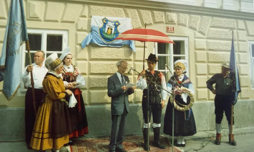 Stara mama Barbare Didovič (na sliki levo) leta 1989, ko je na otvoritvi spominske plošče dr. Sadnikarju na Šutni zadnjič oblekla narodno nošo. Foto: Osebni arhiv