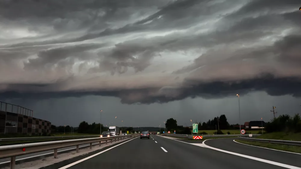 - Nevihta, nevihtni oblak. Štajerska avtocesta Maribor Ljubljana, oblaki - PREGLED LETA 2023- 19.07.2023 – vreme - oranžno opozorilo za celotno Slovenijo – nevihtni pas - nevihte //FOTO: Bojan Velikonja