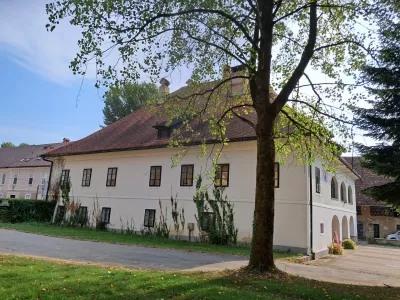 Občina Vrhnika želi prenoviti dvorec in ga povezati s širšim mestnim središčem. Foto:  Miha K. Turk