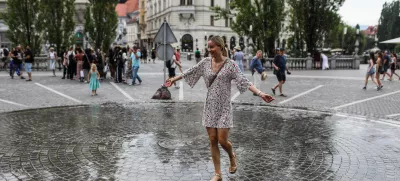 - Mimoidoči v Ljubljani se skušajo ohladiti na Prešernovem trgu, kjer je inštalacija Zmaga Modica ljubljansko lastno vreme.- 10.07.2024. - Vročinski val je zajelSlovenijo s temperaturima preko 30 stopinj.//FOTO: Bojan Velikonja