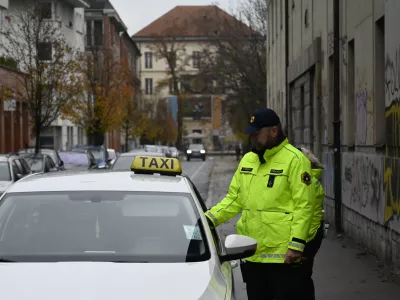 - preizkus alkoholiziranosti - alkotest, alkohol v prometu, policija, taxi - taksist - 06.12.2022 - policisti Postaje prometne policije Ljubljana vršili postopke preizkusov alkoholiziranosti voznikov v prometu na Kotnikovi ulici pred poslopjem Agencije za varnost prometa - //FOTO: Nik Erik Neubauer