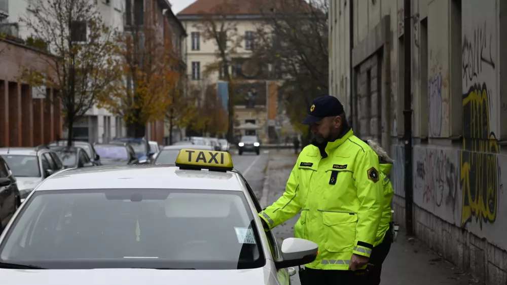 - preizkus alkoholiziranosti - alkotest, alkohol v prometu, policija, taxi - taksist - 06.12.2022 - policisti Postaje prometne policije Ljubljana vršili postopke preizkusov alkoholiziranosti voznikov v prometu na Kotnikovi ulici pred poslopjem Agencije za varnost prometa - //FOTO: Nik Erik Neubauer