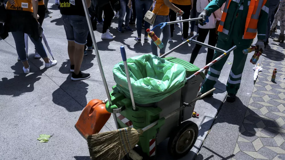 Posamezna ljubljanska javna podjetja poskušajo nove sodelavce privabiti tudi s kadrovskimi štipendijami. A teh ne morejo ponuditi za delovna mesta za opravljanje raznih fizičnih del ali delovna mesta, ki zahtevajo le osnovnošolsko izobrazbo. Foto: Jaka Gasar