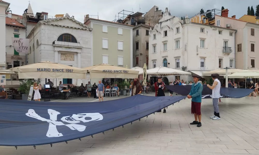 Prišli so z dvema gusarskima zastavama