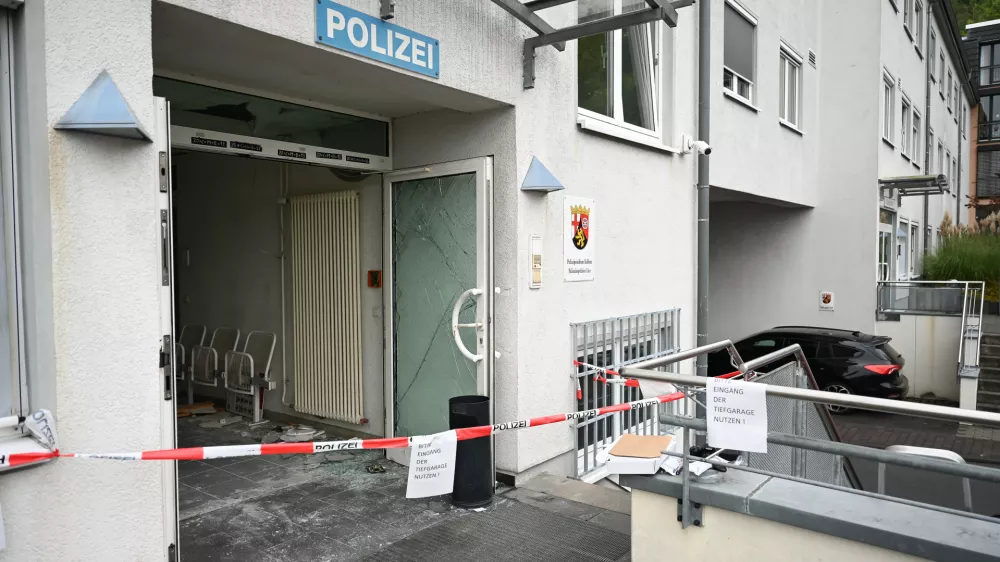 06 September 2024, Rhineland-Palatinate, Linz am Rhein: The area around the entrance to the police station in Linz am Rhein is cordoned off after a machete attack. A 29-year-old man armed with a machete and a knife threatened to kill police officers at a police station in Linz (Neuwied district) early this morning. Photo: Alexander Franz/www.alexander-franz-fotografie.de/dpa