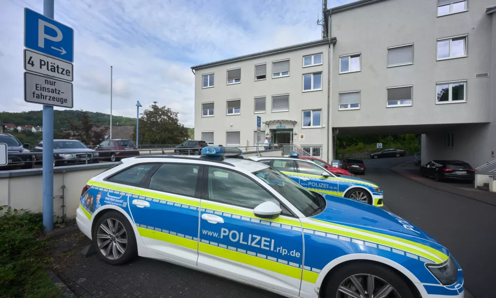 06 September 2024, Rhineland-Palatinate, Linz am Rhein: Police vehicles are parked outside the police station after an attack. Investigators believe that the attack on the police station by a man armed with a machete was Islamist-motivated. Photo: Thomas Frey/dpa