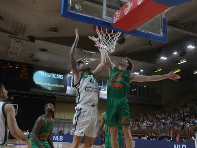 Košarkarji Cedevite Olimpije (v zelenem Žiga Daneu) so bili za las prekratki proti Panathinaikosu. Foto: Bojan Velikonja