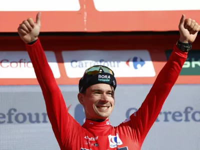 Cycling - Vuelta a Espana - Stage 19 - Logrono to Alto de Moncalvillo - Spain - September 6, 2024 Red Bull - Bora - Hansgrohe's Primoz Roglic celebrates on the podium while wearing the red jersey after taking the overall race lead by winning stage 19 REUTERS/Vincent West