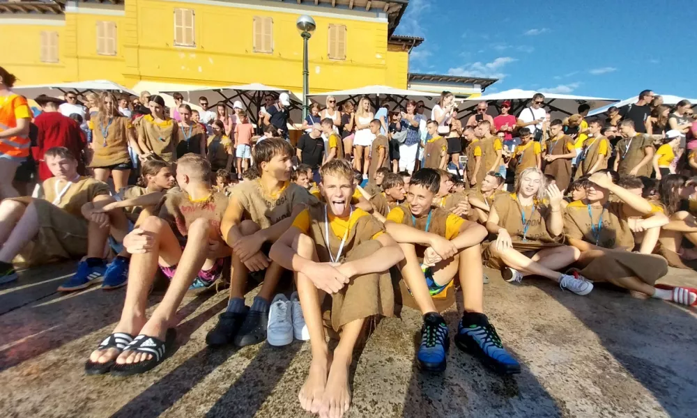 Dijaki prvega letnika, pravijo jim tudi sužnji, so na plaži pred hotelom Piran čakali na svoj krst. Foto: Vesna Levičnik