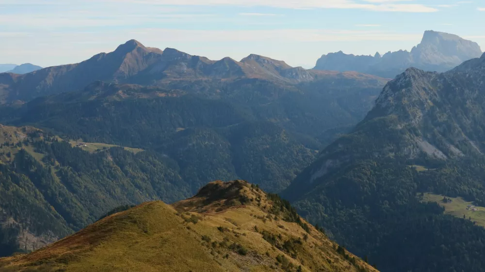 Hochwipfel levo in Veliki Koritnik desno. F Irena Mušič Habjan