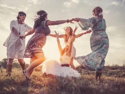 Group of happy female friends running on meadow. / Foto: Constantinis