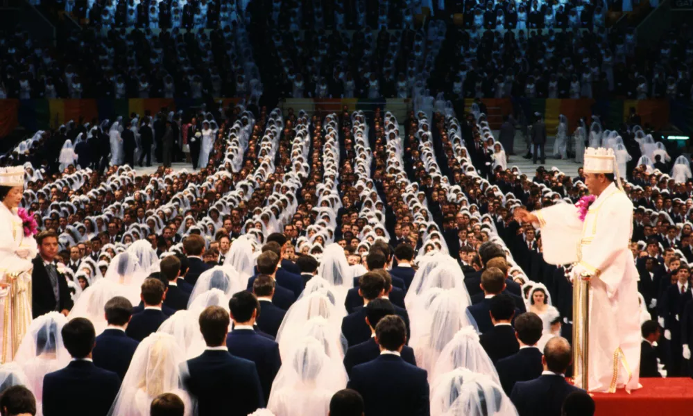 (Original Caption) New York, New York: Wedding En Masse. Semi-general view of Madison Square Garden July 1 as some 22000 couples of Reverend Sun Myung Moon's Unification Church are wed en masse. Reverend Moon, his wife and other church officials are on raised platform in background. / Foto: Bettmann