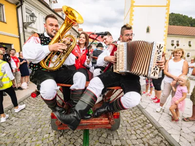 Del povorke skozi Kamnik so bili tudi ansambli. F Primož Pičulin