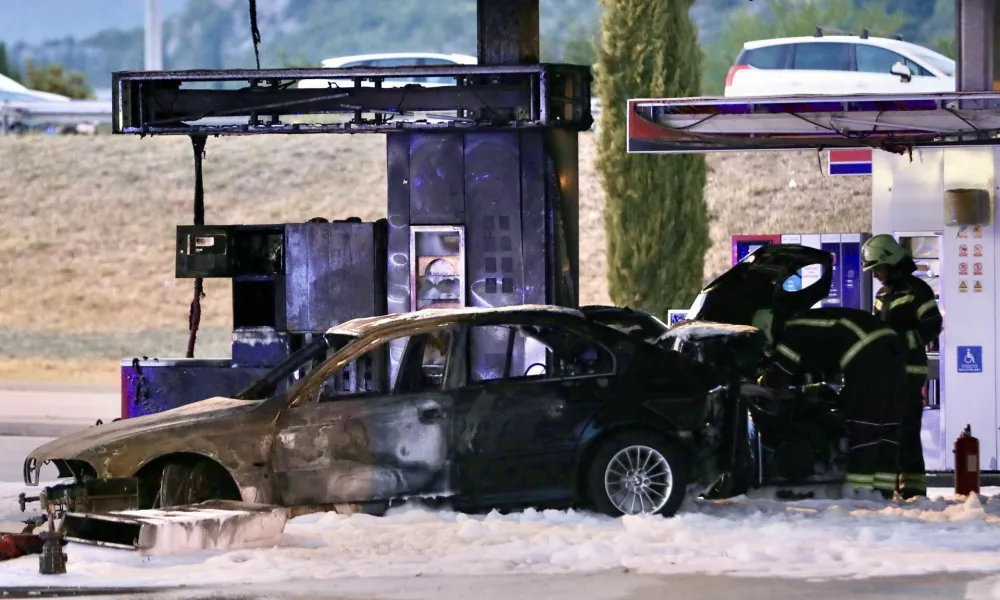 03.09.2024., Omis - Oko 17.45 sati doslo je do pozara nakon sto je vozilo udarilo u agregat za istakanje goriv na benzinskoj pumpi na autocesti A1 odmoriste Mosor Jug. Prema prvim informacijama ministar Bozinovic potvrdio je da je jedna osoba poginula dok su tri prevezene u bolnicu. Photo: Ivo Cagalj/PIXSELL