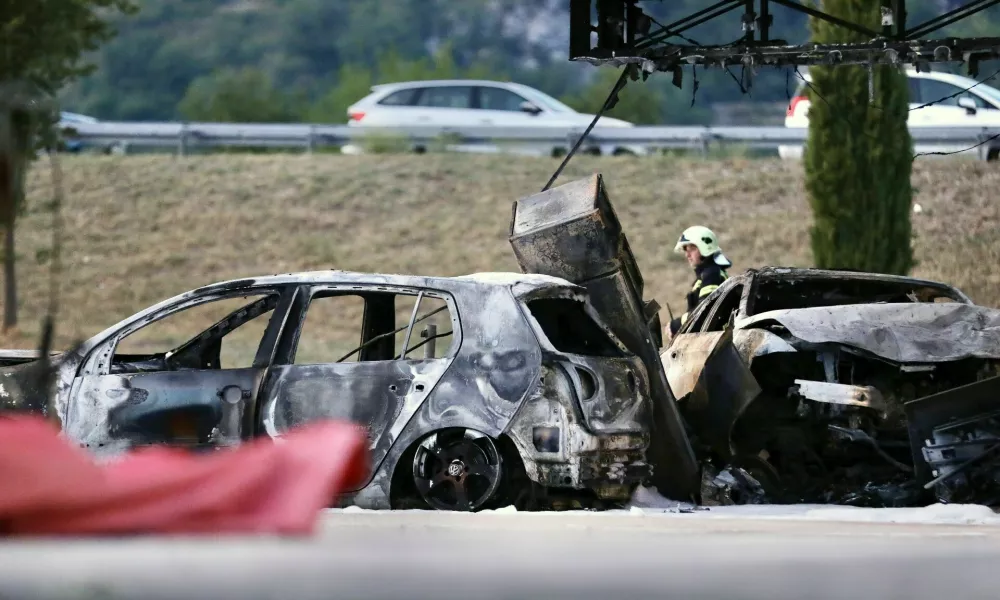 03.09.2024., Omis - Oko 17.45 sati doslo je do pozara nakon sto je vozilo udarilo u agregat za istakanje goriv na benzinskoj pumpi na autocesti A1 odmoriste Mosor Jug. Prema prvim informacijama ministar Bozinovic potvrdio je da je jedna osoba poginula dok su tri prevezene u bolnicu. Photo: Ivo Cagalj/PIXSELL