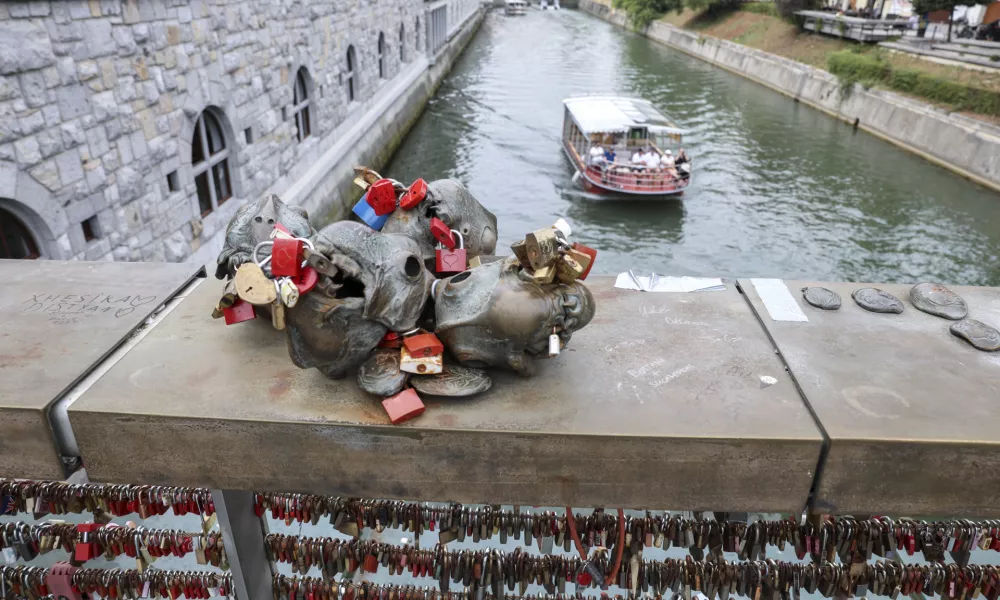 Ključavnice na ljubljanskem mostu zaklepajo tudi na drobne skulpture. Foto: Jaka Gasar