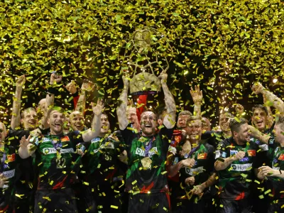 Handball - EHF FINAL4 Men's Handball Champions League Finals - Final - SC Magdeburg v Barlinek Industria Kielce - Lanxess Arena, Cologne, Germany - June 18, 2023 SC Magdeburg's Christian O'Sullivan lifts the trophy with teammates after winning the final REUTERS/Thilo Schmuelgen - UP1EJ6I1GD3IE