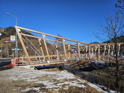 Slovenj Gradec, ob reki Mislinji.Novi kolesarski most, eden od skupno treh, ki so se izkazali za neustrezne in jih bodo porusili ter zgradili nove.