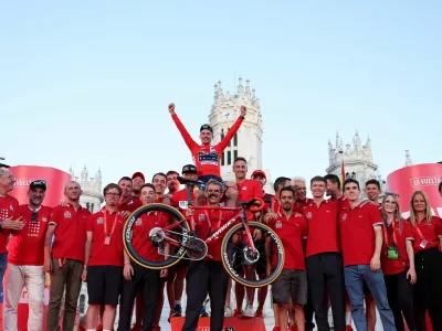 Cycling - Vuelta a Espana - Stage 21 - Madrid to Madrid - Spain - September 8, 2024 Red Bull - Bora - Hansgrohe's Primoz Roglic celebrates with his team and bike after winning the Vuelta a Espana REUTERS/Isabel Infantes