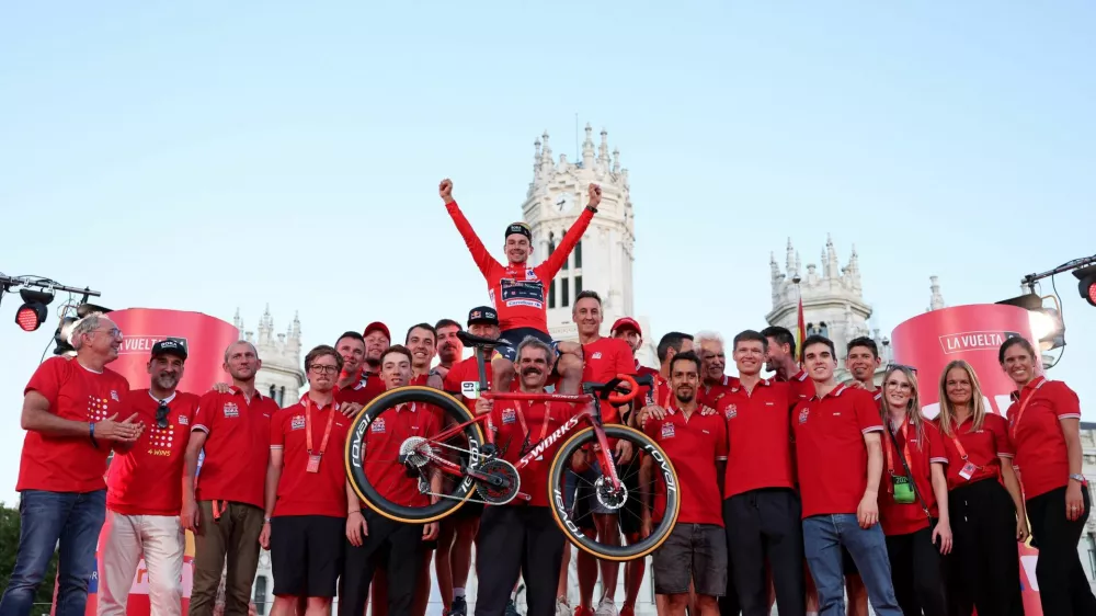 Cycling - Vuelta a Espana - Stage 21 - Madrid to Madrid - Spain - September 8, 2024 Red Bull - Bora - Hansgrohe's Primoz Roglic celebrates with his team and bike after winning the Vuelta a Espana REUTERS/Isabel Infantes