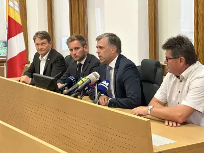 Novo mesto, Mestna obcina Novo mesto.Novinarska konferenca stirih zupanov o romski tematiki.Zupan obcine Crnomelj Andrej Kavsek, podzupan obcine Kocevje Gregor Kosir, zupan MO Novo Mesto Gregor Macedoni in zupan obcine Brezice Ivan Molan.