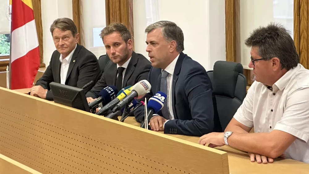 Novo mesto, Mestna obcina Novo mesto.Novinarska konferenca stirih zupanov o romski tematiki.Zupan obcine Crnomelj Andrej Kavsek, podzupan obcine Kocevje Gregor Kosir, zupan MO Novo Mesto Gregor Macedoni in zupan obcine Brezice Ivan Molan.