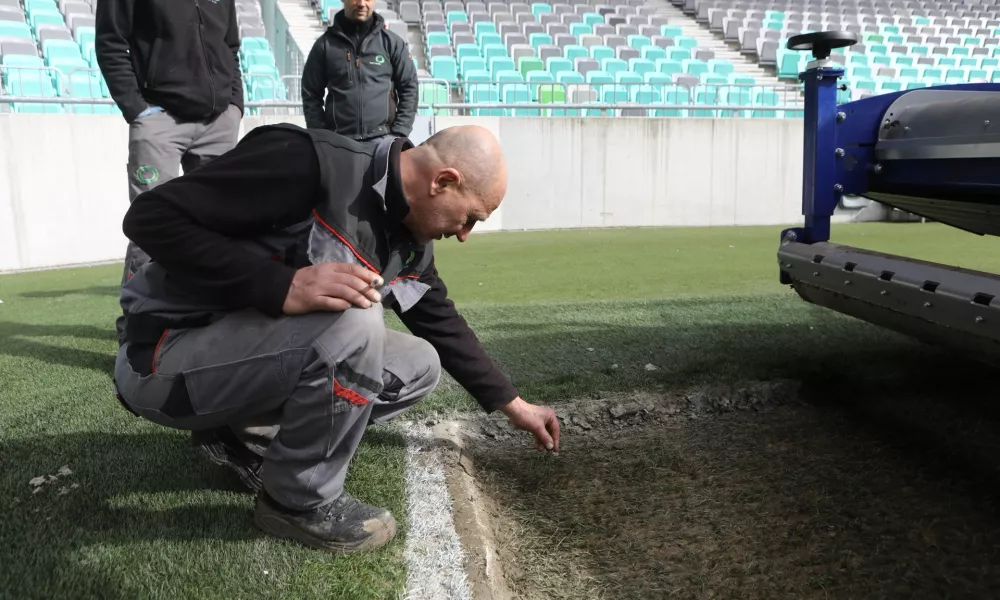 - 04.03.2024 – stadion Stožice - nogometno igrišče - zamenjava igralne površine - zelenica //FOTO: Luka Cjuha