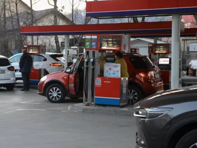 ﻿Bencinski servis Petrol - Šmartinska cesta v Ljubljani.- 07.03.2022 - podražitev pogonskih goriv v Sloveniji - gneča na bencinskih črpalkah - liter bencina dražji za deset centov, liter dizla dražji za dvajset centov - kolona vozil. //FOTO: Luka Cjuha