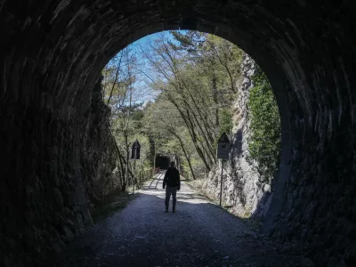 - simbolična fotografija, psihologija- 10.04.2023 –Tuneli na pohodno kolesarski poti v dolini Glinščice ve Italiji. //FOTO: Bojan Velikonja