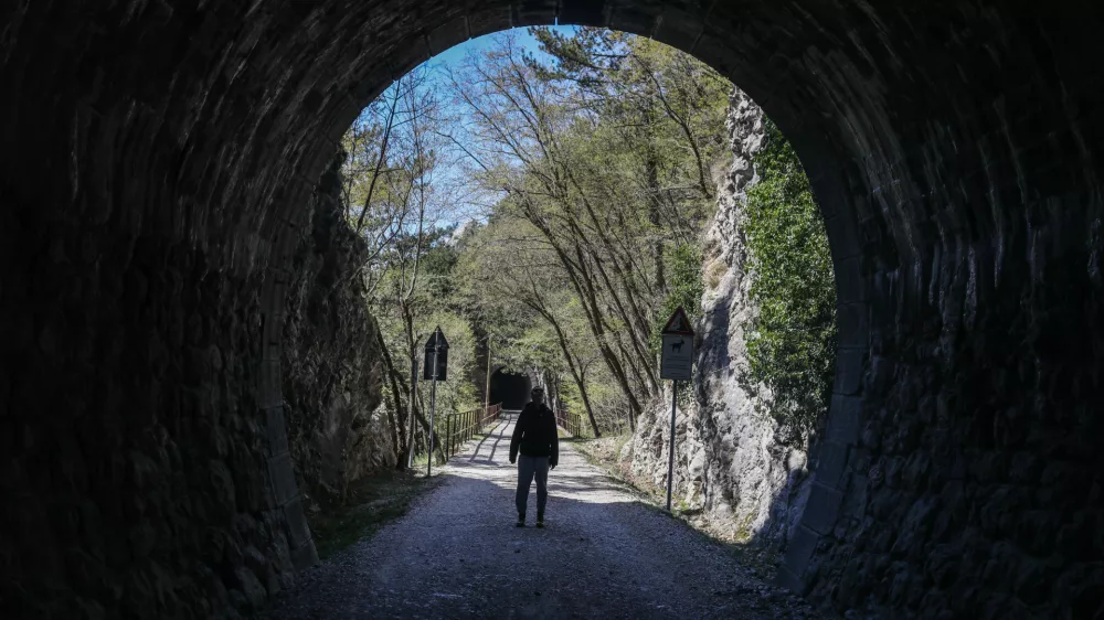 - simbolična fotografija, psihologija- 10.04.2023 –Tuneli na pohodno kolesarski poti v dolini Glinščice ve Italiji. //FOTO: Bojan Velikonja