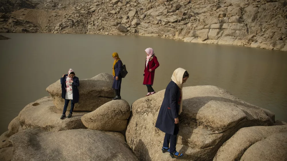 Skupina dijakinj je vsak dan dve uri pešačila po dolini Fouladi do svoje šole. Talibani so do nadaljnjega zaprli vse dekliške srednje šole. Razstava je del festivala Kranj Foto Fest. Foto: Kiana Hayeri