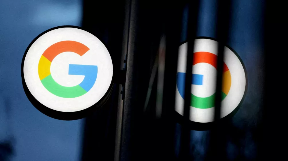 FILE PHOTO: The logo for Google is seen at the Google Store Chelsea in Manhattan, New York City, U.S., November 17, 2021. REUTERS/Andrew Kelly/File Photo