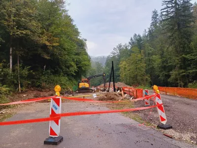 Zaradi obnovitvenih del po lanskih poplavah bodo na relaciji Sora–Topol pri Medvodah predvidoma do zime aktivna številna gradbišča. Foto: Tina Jereb