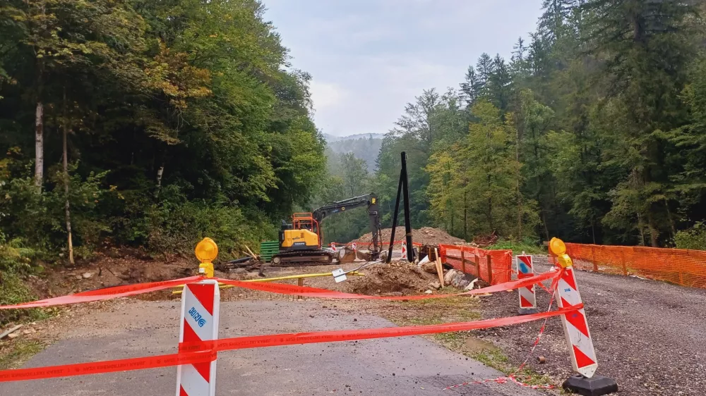 Zaradi obnovitvenih del po lanskih poplavah bodo na relaciji Sora–Topol pri Medvodah predvidoma do zime aktivna številna gradbišča. Foto: Tina Jereb