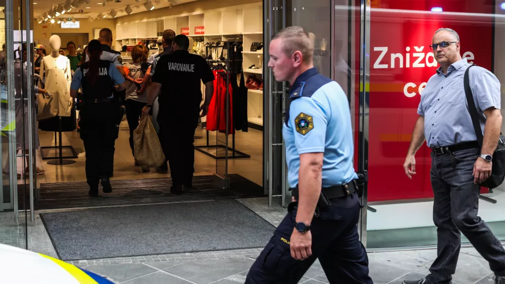 - Policija, policijski postopek, varovanje, varnostnik.- 10.07.2024. - Aretacija, verjetno zaradi tatvine, na Čopovi ulici, pred trgovino H&M v Ljubljani.//FOTO: Bojan Velikonja