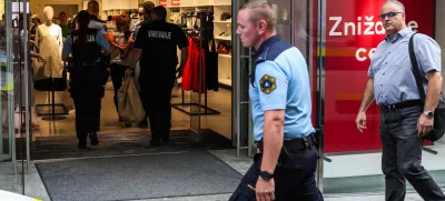 - Policija, policijski postopek, varovanje, varnostnik.- 10.07.2024. - Aretacija, verjetno zaradi tatvine, na Čopovi ulici, pred trgovino H&M v Ljubljani.//FOTO: Bojan Velikonja