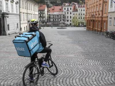 ﻿- WOLT dostava - 19.04.2021 – Dostava hrane na dom v Ljubljani – dostavljalci //FOTO: Jaka Gasar