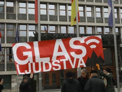 ﻿- 14.02.2022 – Inciativa Glas ljudstva - novinarska konferenca ob prevzemu odzivov na zahteve iniciative Glas ljudstva, posredovanih 19. januarja političnim strankam, ki bodo kandidirale na prihajajočih državnozborskih volitvah; . //FOTO: Luka Cjuha