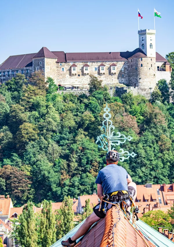 Delo na višini je visoko specializirano delo, ki zahteva ustrezno znanje in izkušnje, v prihodnje pa tudi ustrezna dovoljenja. Foto: DrevoRez