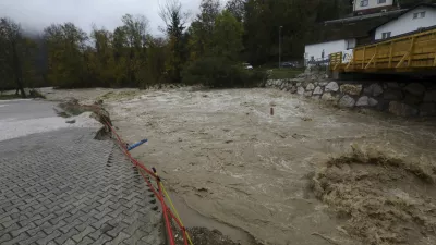 Veliki jez pri Kamniku - Kamniška bistrica- 27.10.2023 – rdeče vremensko opozorilo na območju severozahodne in jugozahodne Slovenije – neurje, intenzivne padavine – poplave, proženje zemeljskih plazov, //FOTO: Luka Cjuha