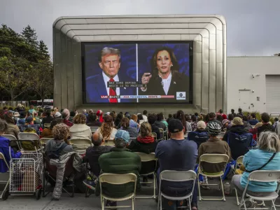 V številnih barih ali pa tudi na prostem, denimo pred muzejem umetnosti Berkeley v San Franciscu, so Američani spremljali soočenja Harrisove in Trumpa. To soočenje bi utegnilo imeti velik vpliv na izid volitev. Foto: AP