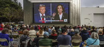 V številnih barih ali pa tudi na prostem, denimo pred muzejem umetnosti Berkeley v San Franciscu, so Američani spremljali soočenja Harrisove in Trumpa. To soočenje bi utegnilo imeti velik vpliv na izid volitev. Foto: AP